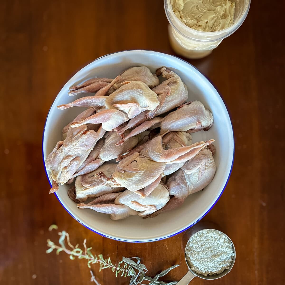 recette cailles confites, sel de mer, graisse de canard, herbes