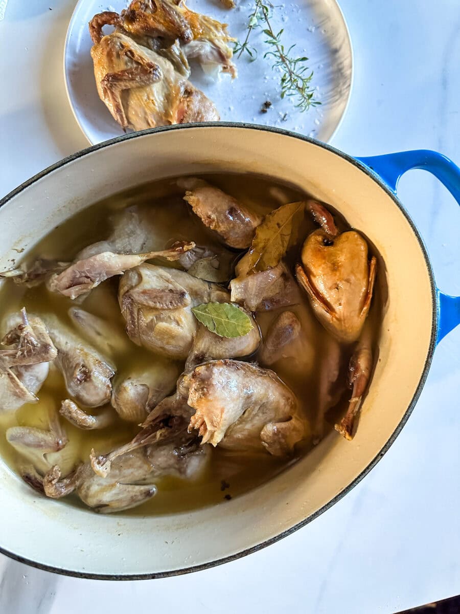 cailles confites dans la graisse de canard dans une cocotte Le Creuset