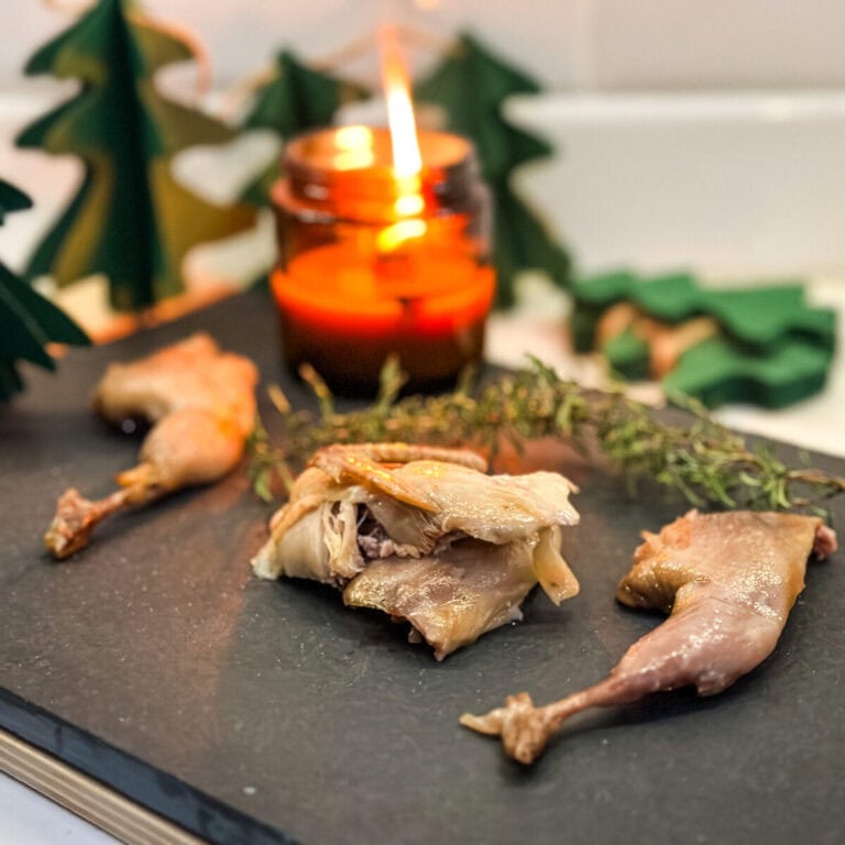 cailles confites sur une planche décorative, cuisse et poitrine