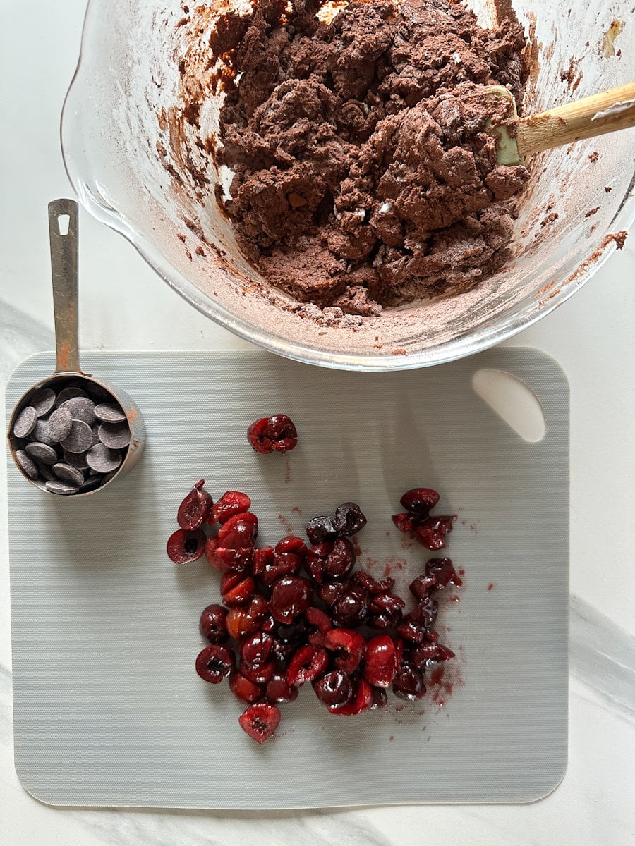 pâte à muffin au chocolat et cerise dans un bol avec pépites de chocolat et cerises congelées