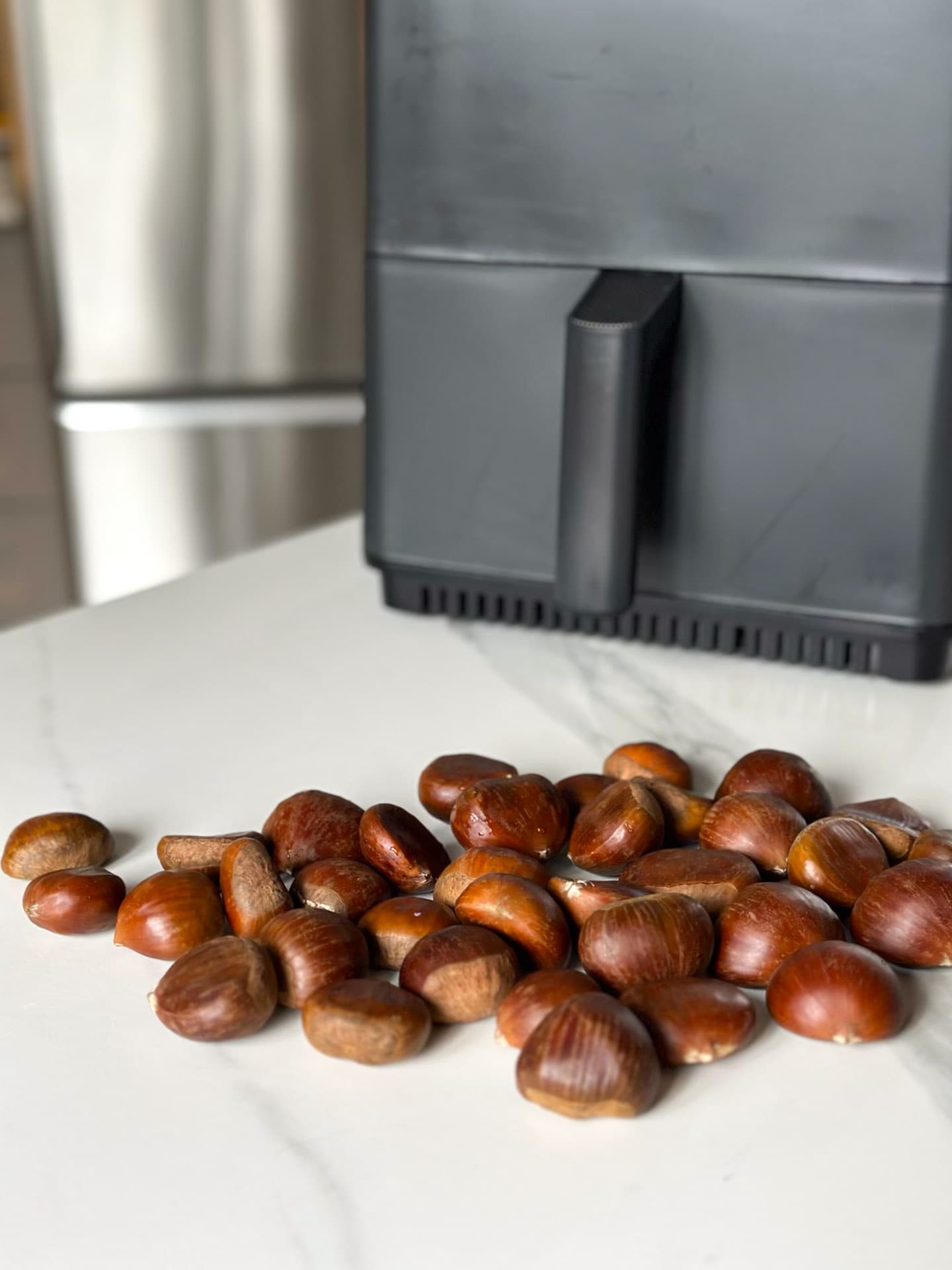 châtaignes devant le air fryer sur le comptoir de la cuisine