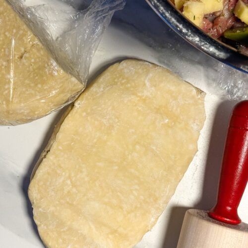 pâte à tourtière et pâté en bloc avec rouleau à pâtisserie