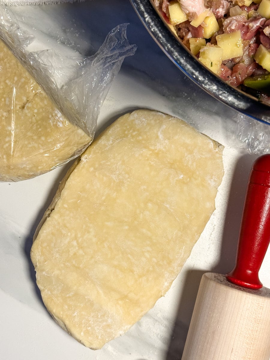 pâte à tourtière et pâté en bloc avec rouleau à pâtisserie