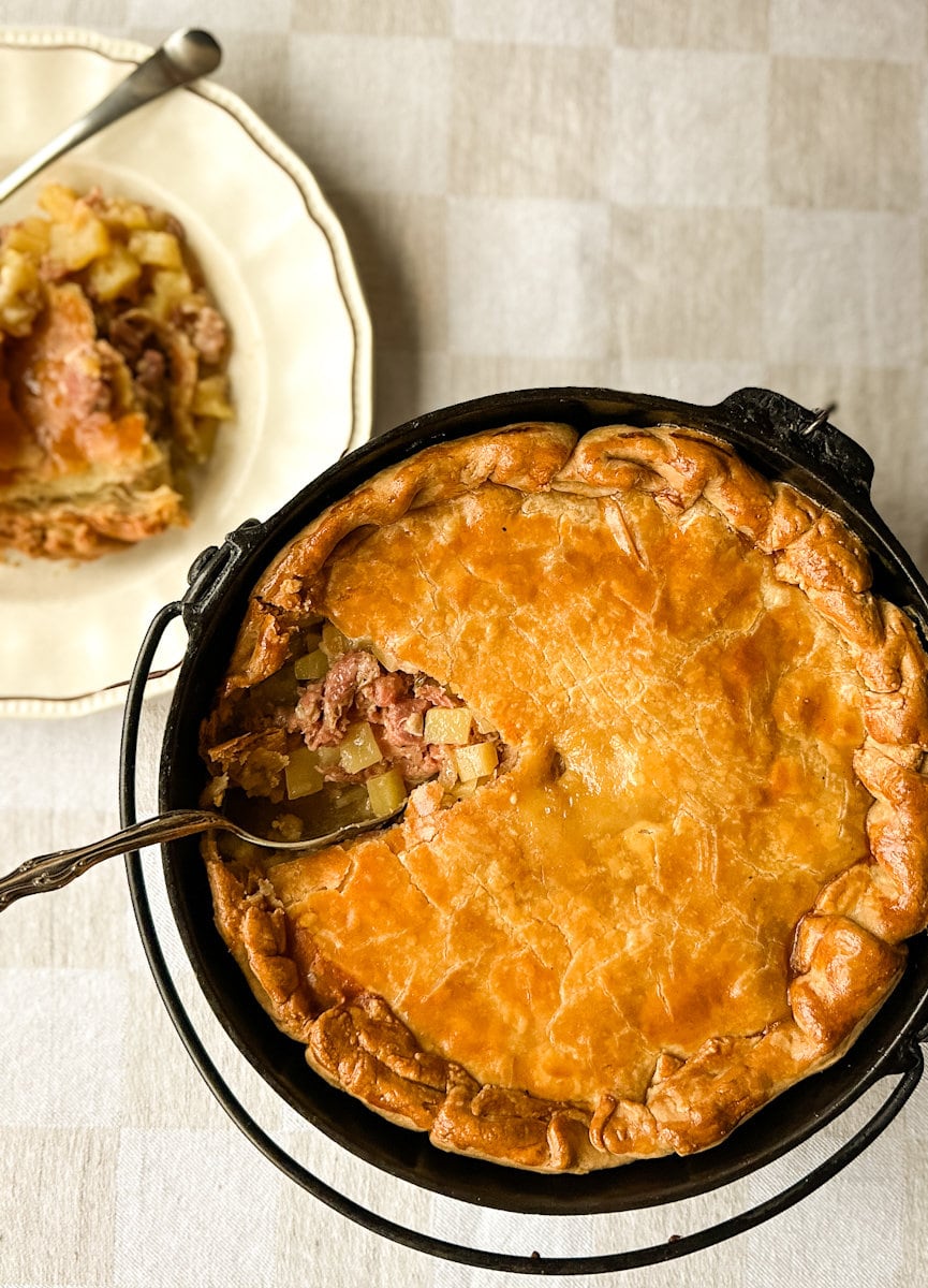 tourtière du saguenay lac-st-jean dans une cocotte en fonte
