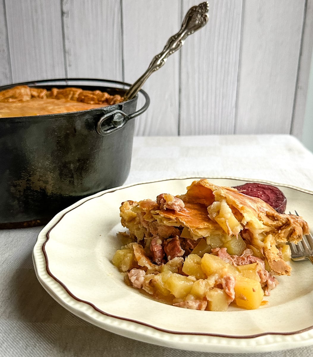 tourtière du Lac-St-Jean avec pommes de terre en dés et viande et croûte dorée
