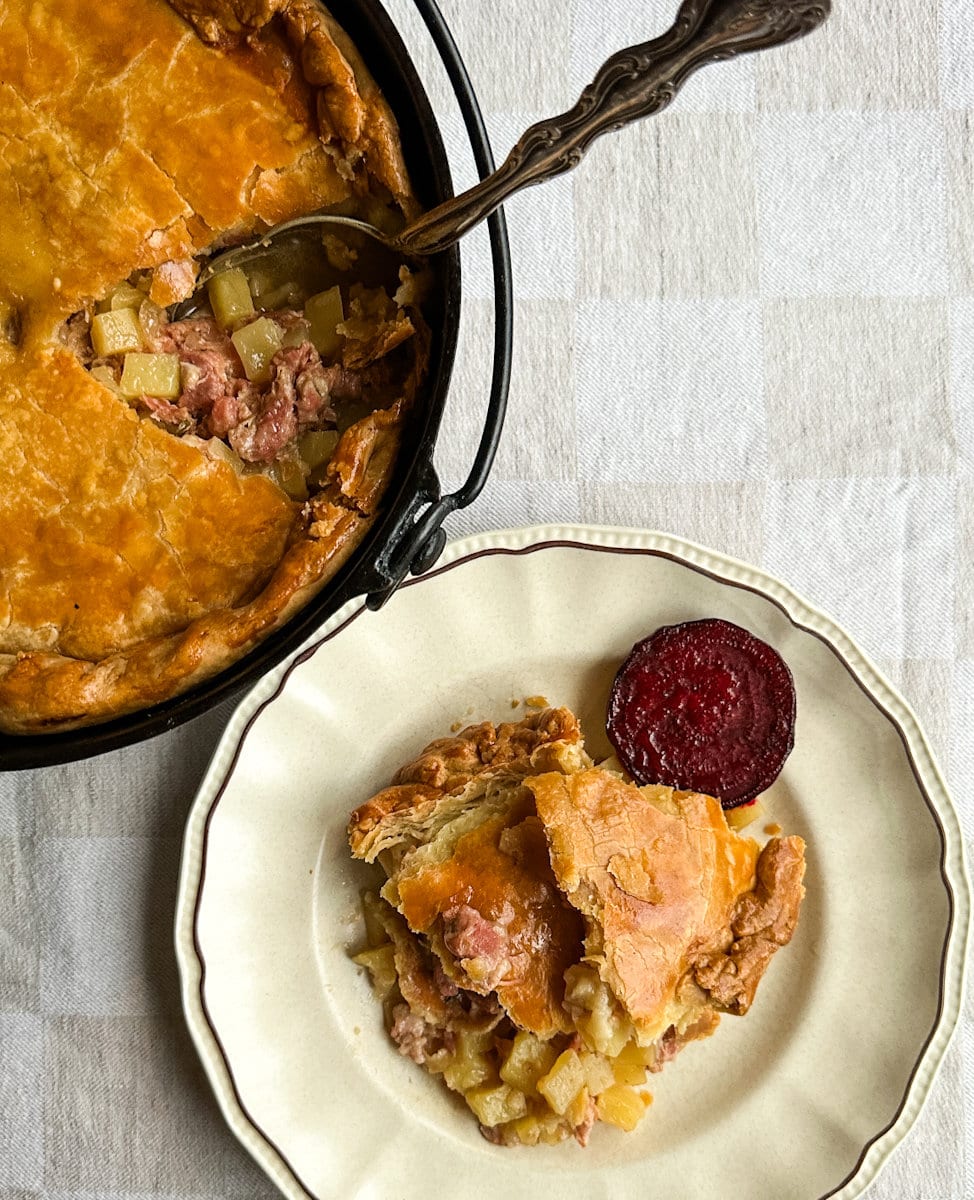 tourtière du Saguenay Lac-st-jean en cocotte et dans l'assiette avec betterave