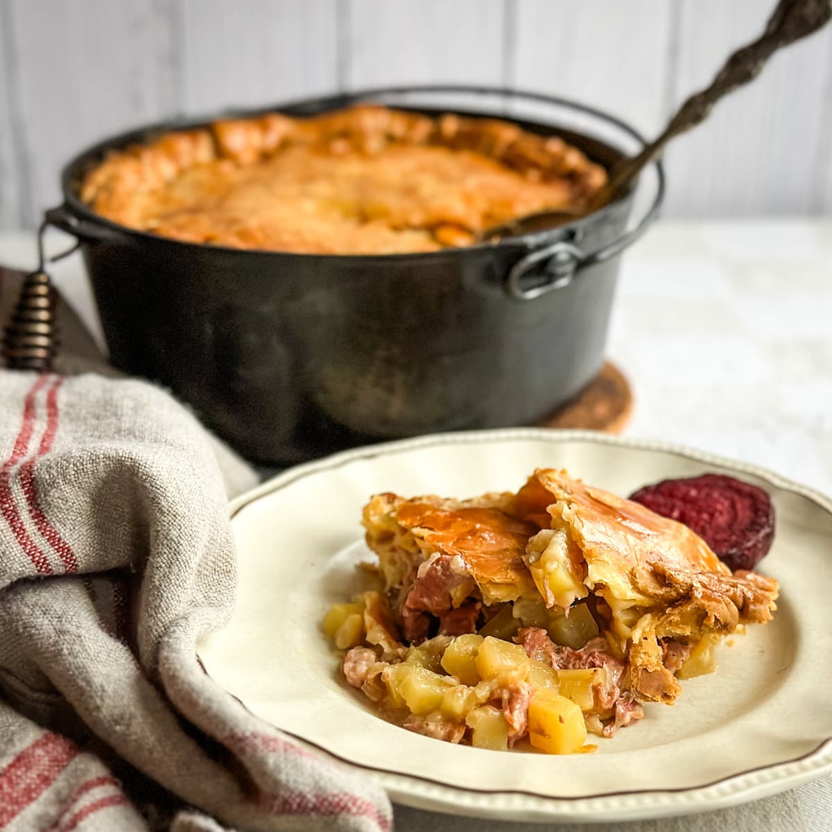 tourtière du saguenay lac-st-jean en cocotte en fonte et dans l'assiette