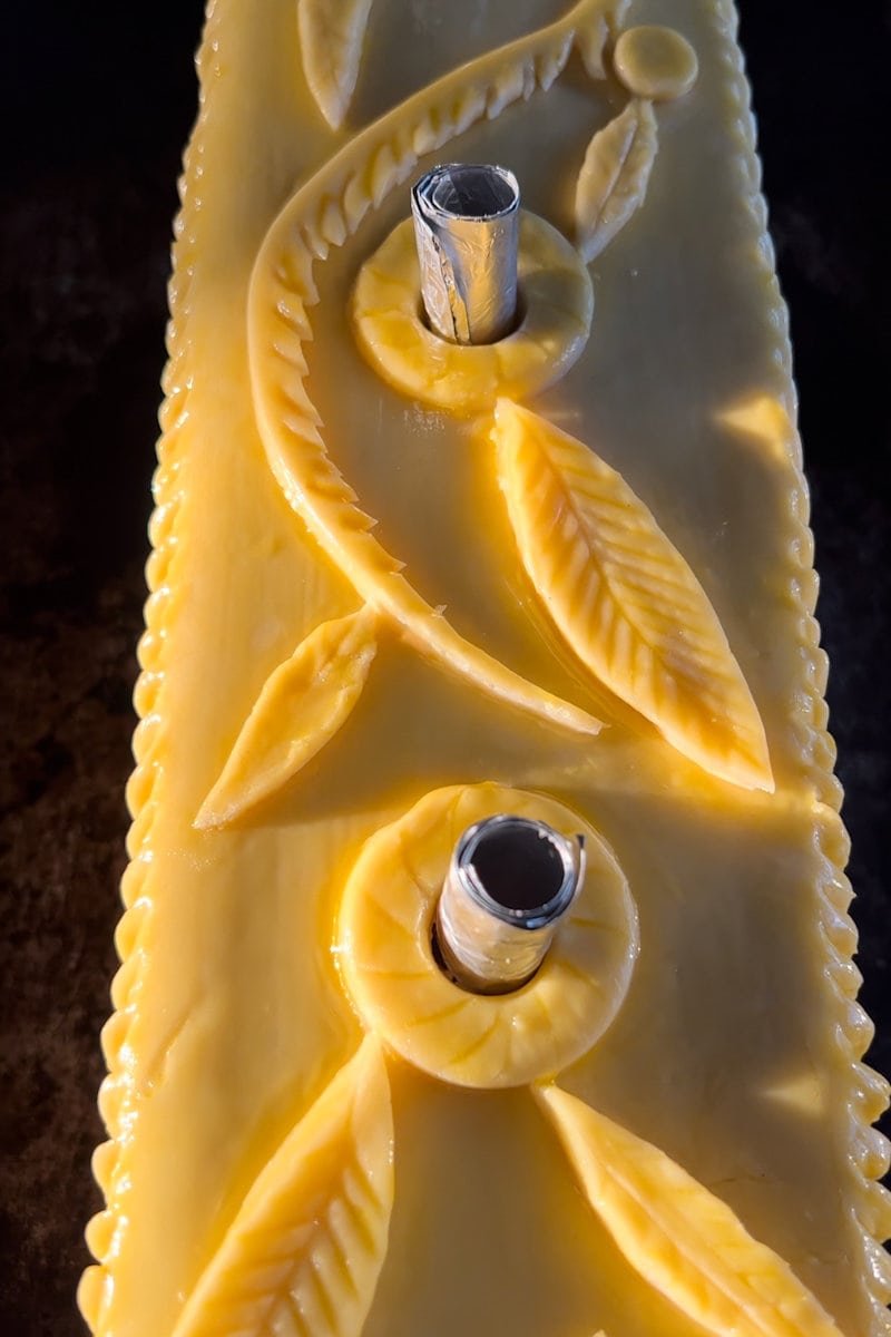 pâte à pâte en croûte avant la cuisson avec décorations et cheminée