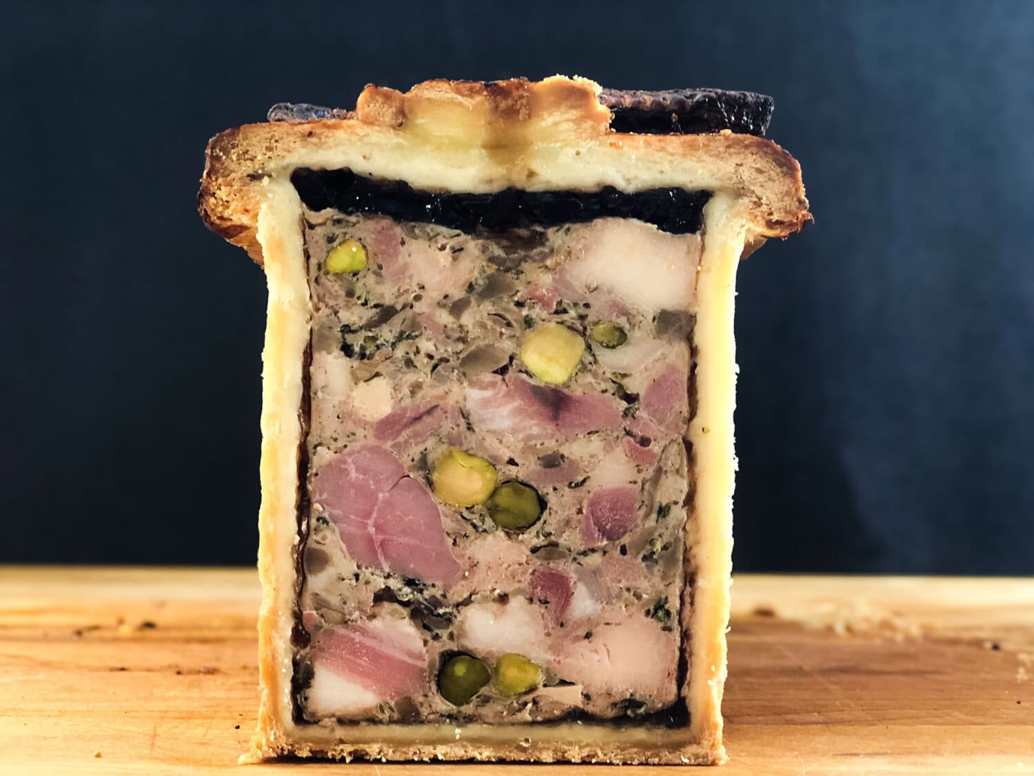 pâté en croûte rustique sur planche de bois