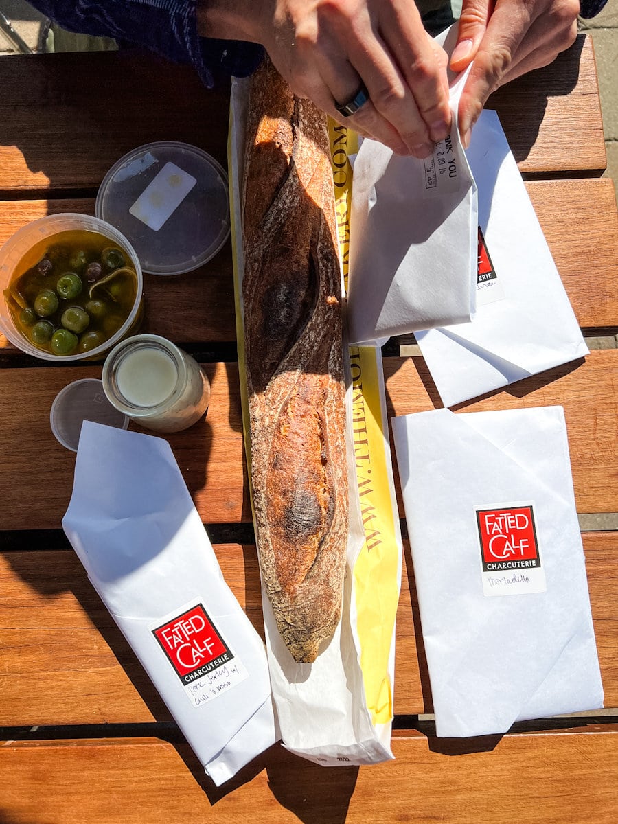 Pique-nique de chez Fatted Calf California, baguette et charcuteries