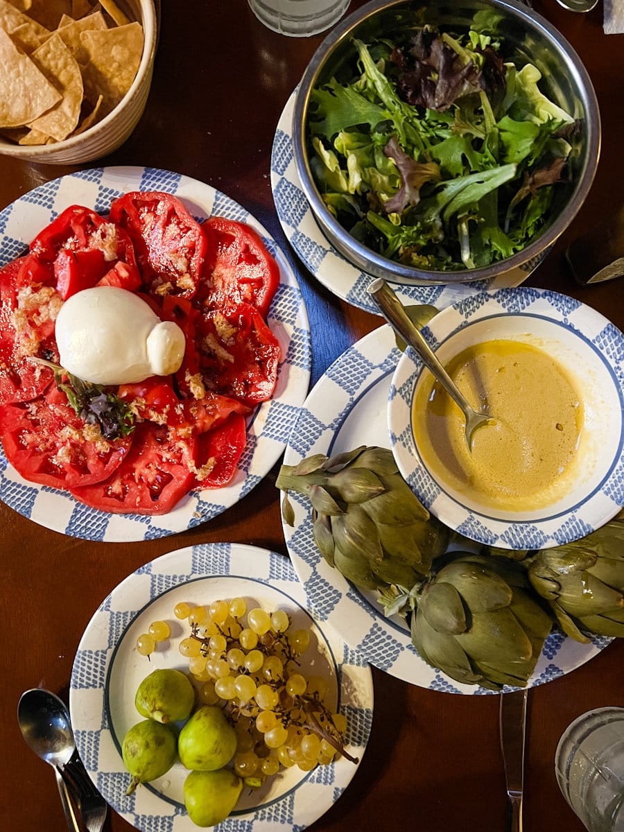 Produits frais de Californie: tomates, piment padron, artichauts, mozzarella, raisins