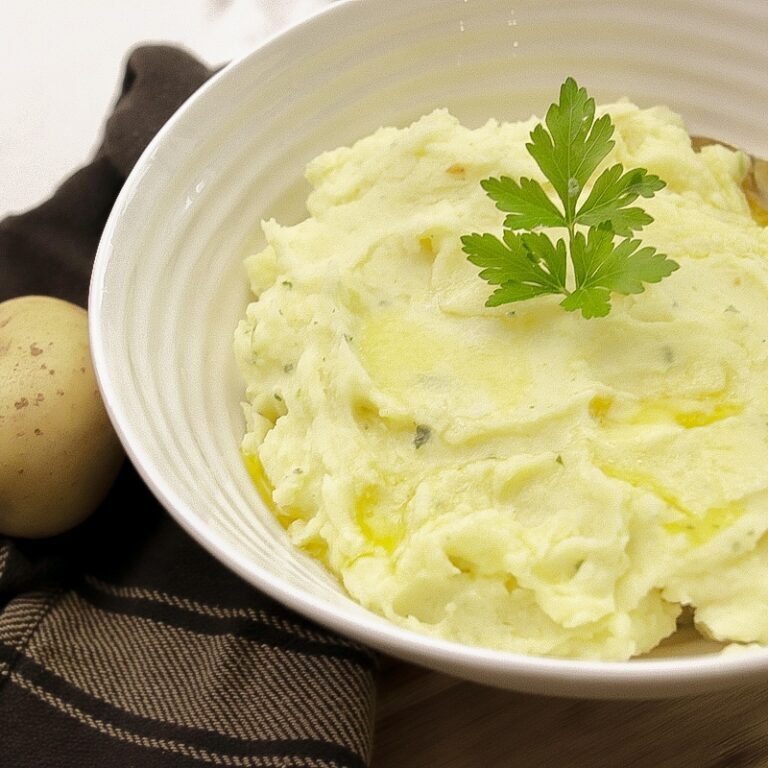 Patate pilée purée de pommes de terre dans un bol avec persil sur le dessus