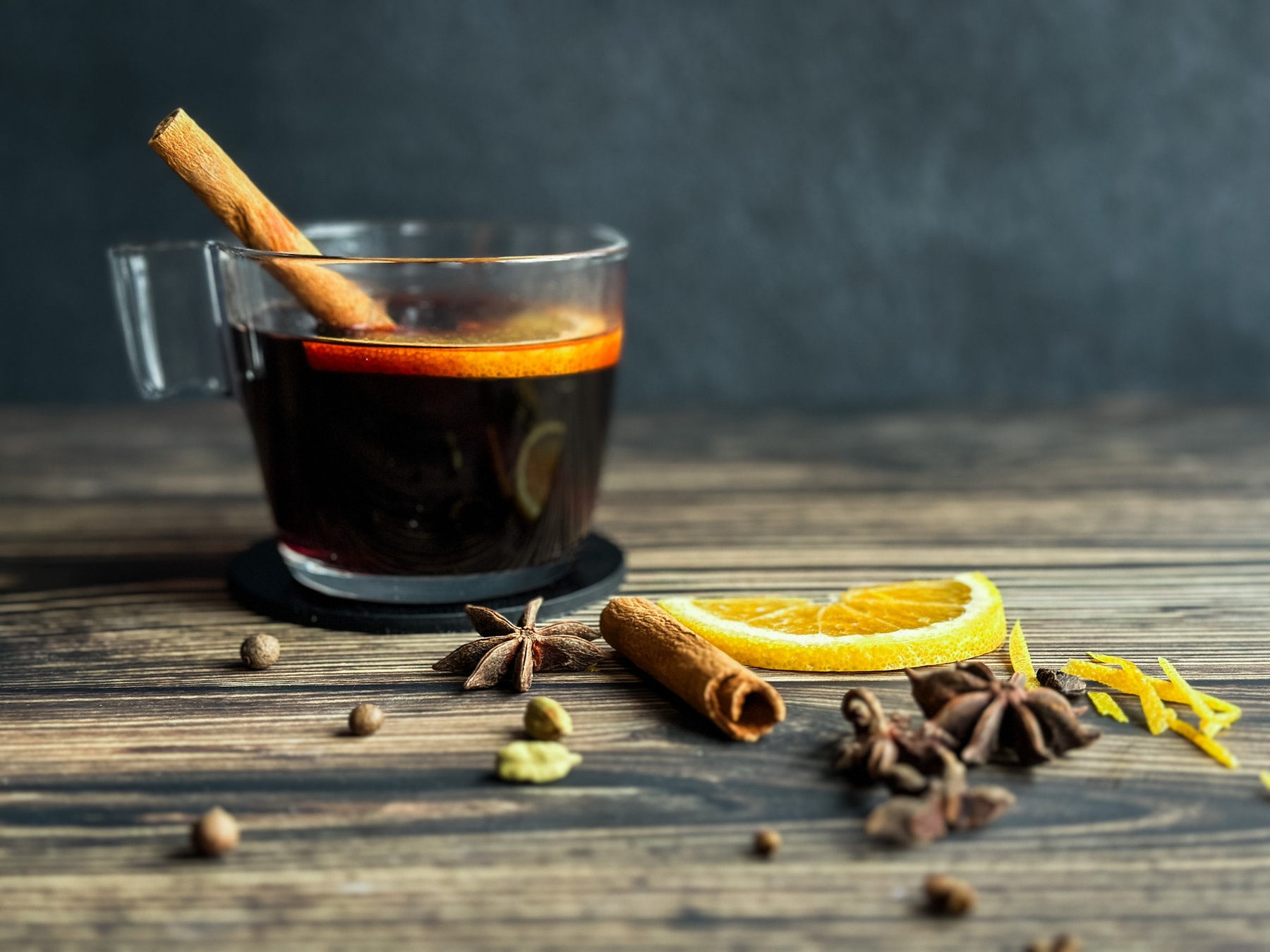 vin chaud épicé avec orange et épces