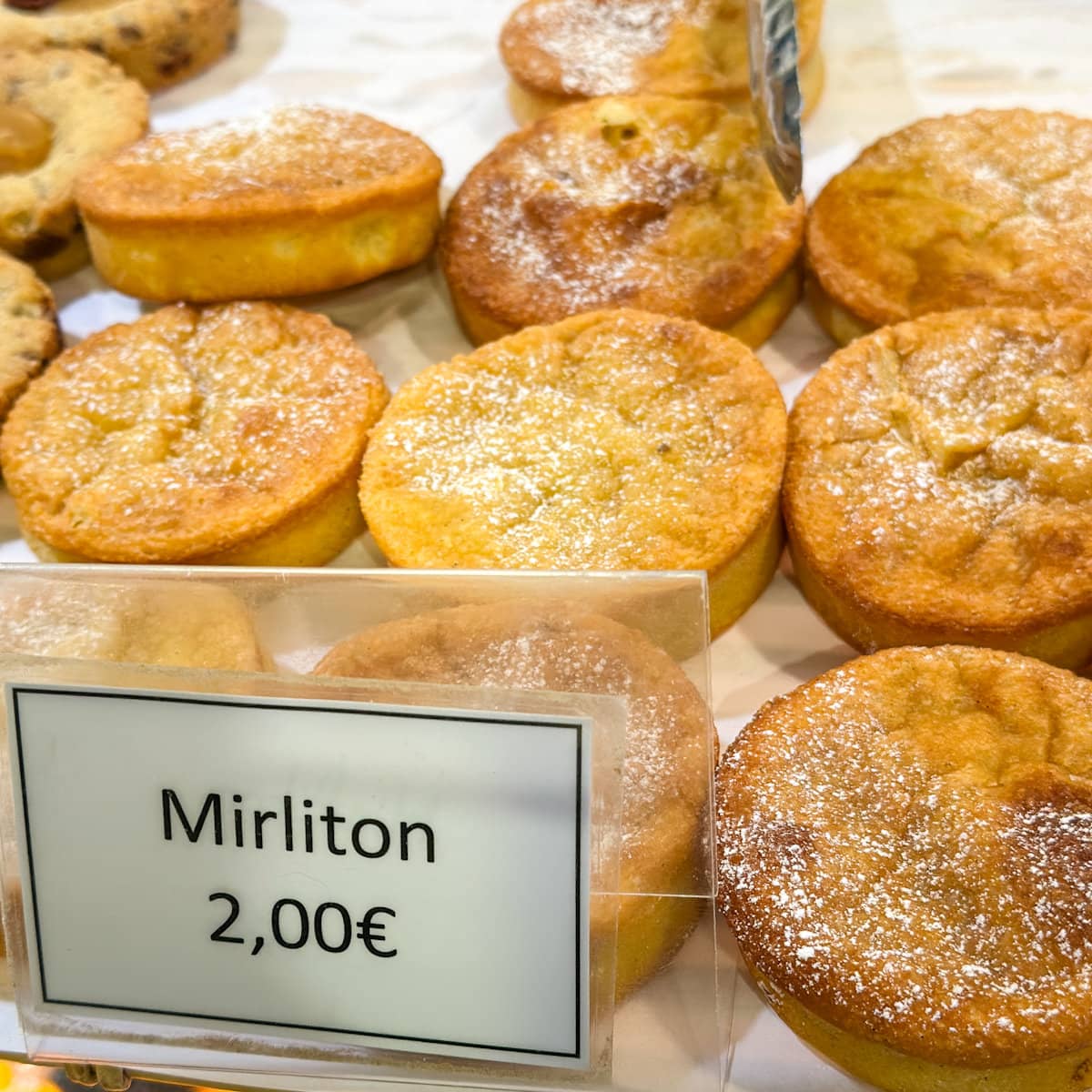 mirliton dans une vitrine en boulangerie