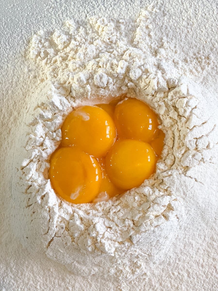 pâtes maison aux oeufs, farine et jaunes d'oeuf