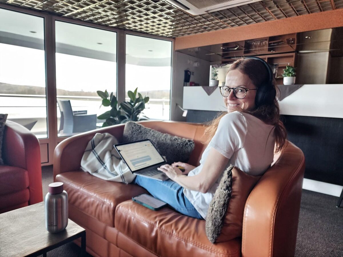 Manon Lapierre sur le bateau Croisieurope en croisière qui travaille