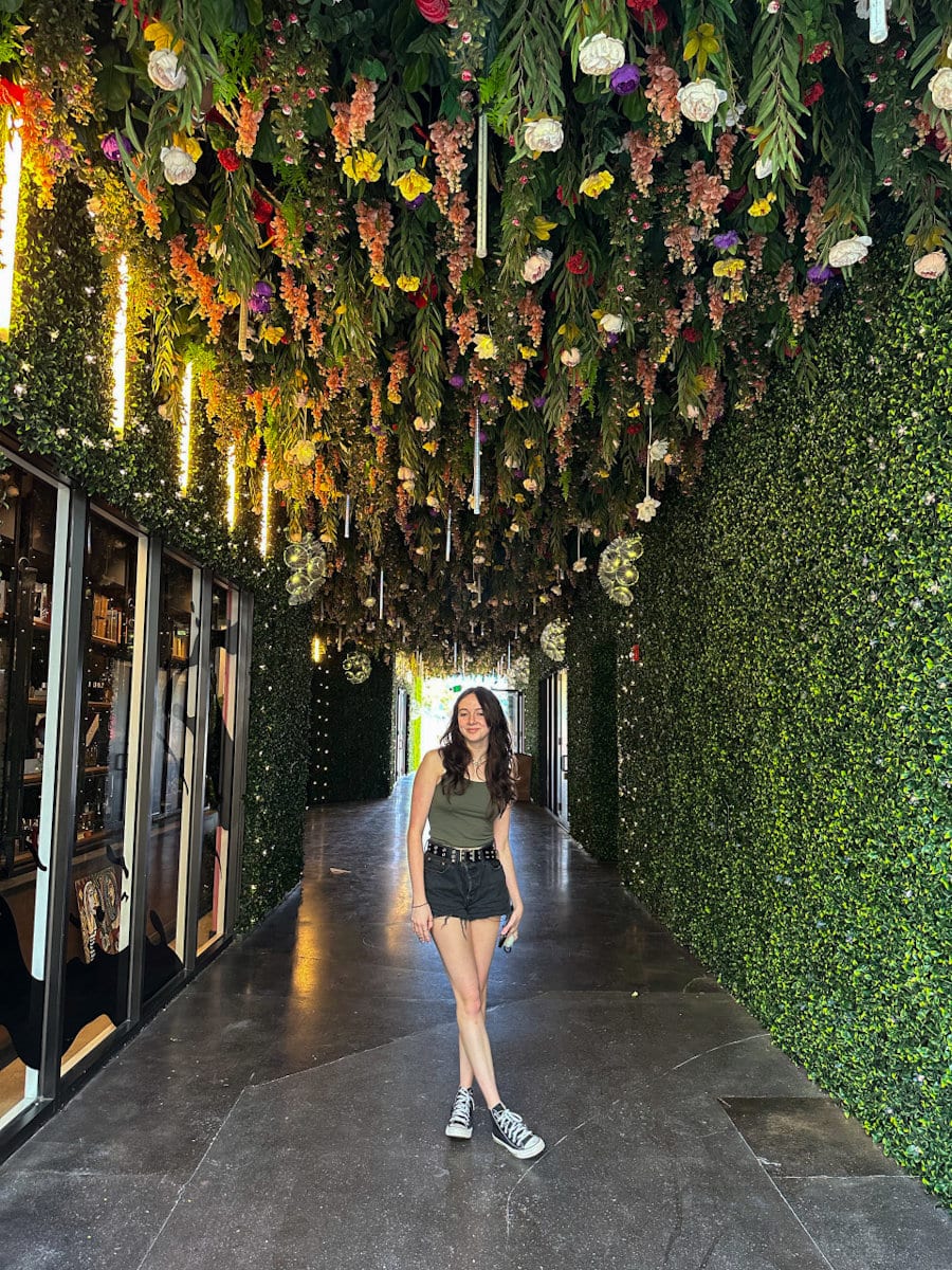 Fille dans le Miami arts district Wynwood