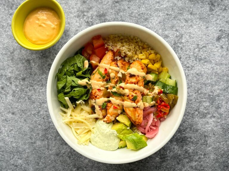 bol style Poulet Rouge au air fryer avec légumes et sauce épicée