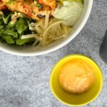 sauce mayonnaise épicée servi avec bol repas