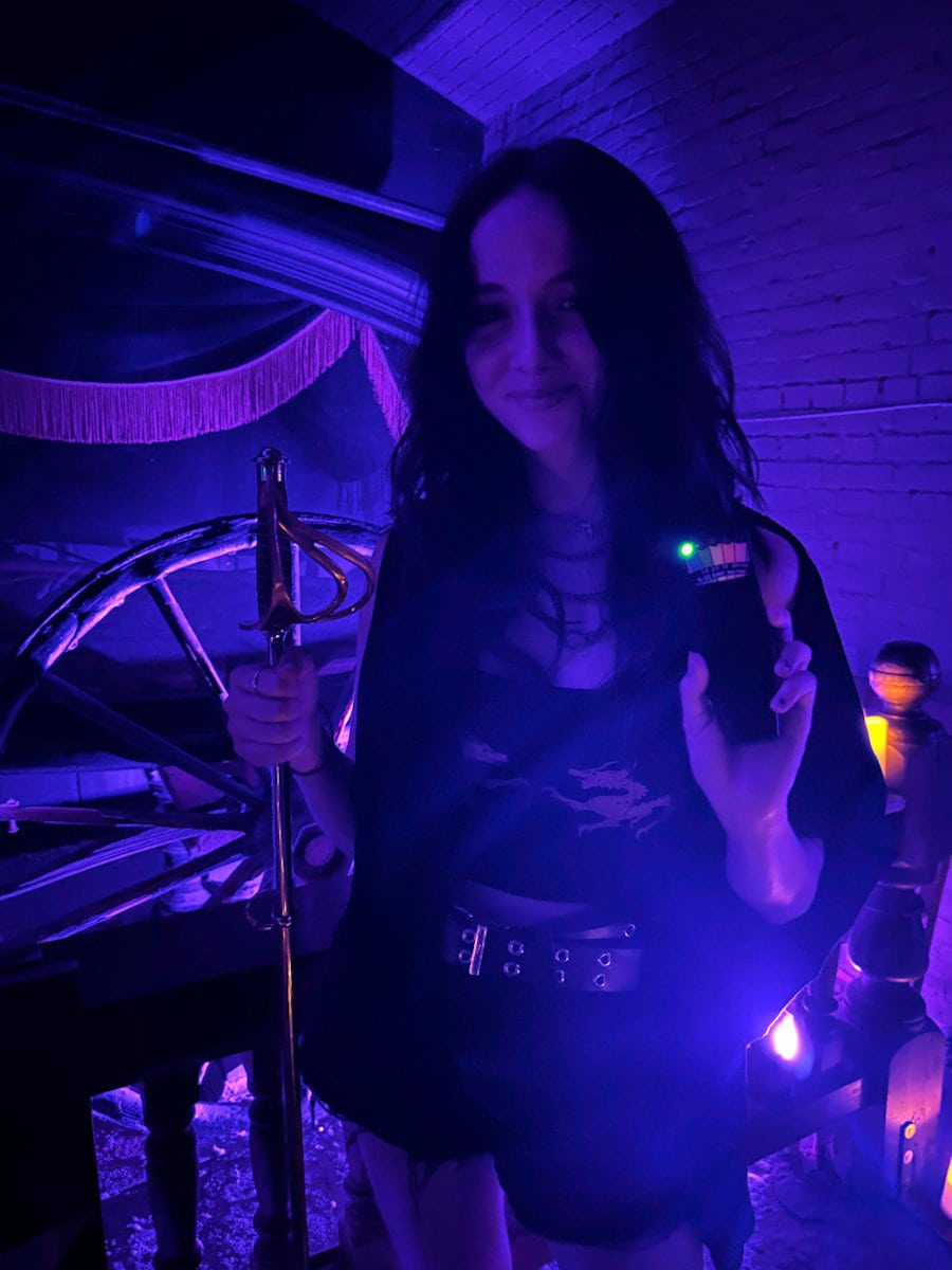 Notre fille avec son détecteur de fantôme