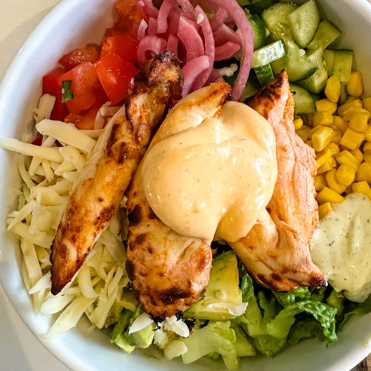 bol poulet rouge fait maison avec sauce mayonnaise épicée