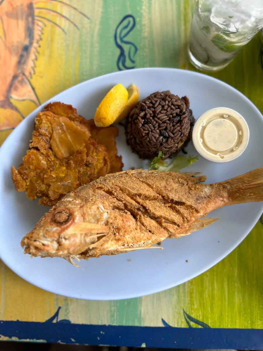snapper (rouget) frit dans une assiette avec plantain et haricots