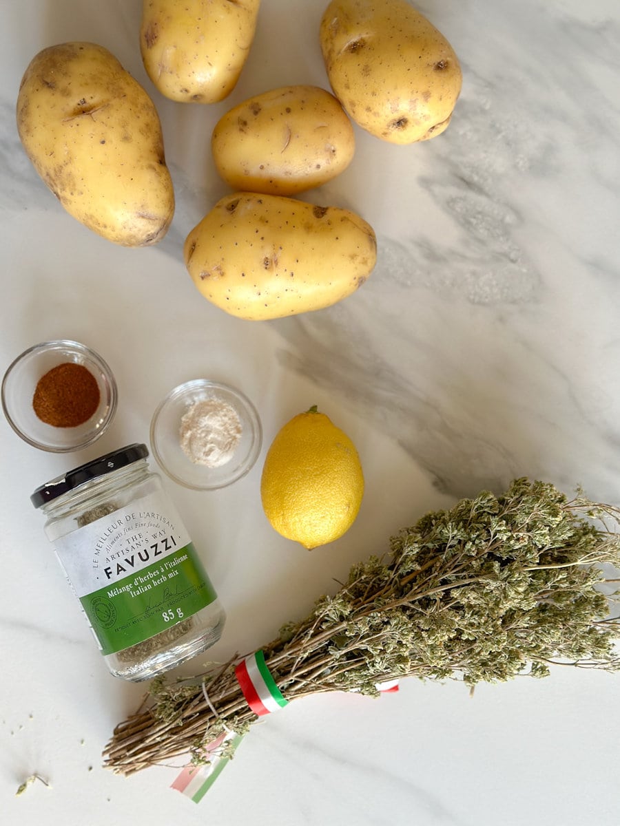Ingrédients pour patates grecques: pommes de terre, paprika, origan (ou assaisonnement à l'italienne), citron, sel d'ail