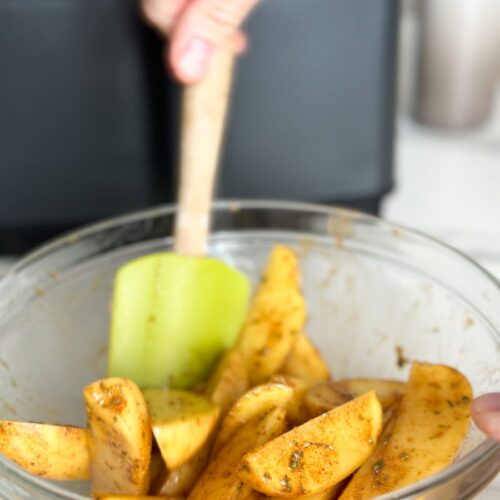 bol avec quartiers de pommes de terre et vinaigrette (main qui combine à la maryse) devant air fryer