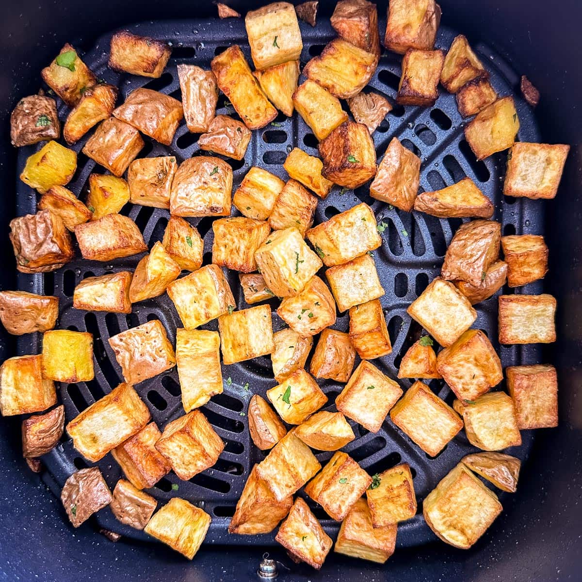 patates déjeuner rôties dans le panier du air fryer