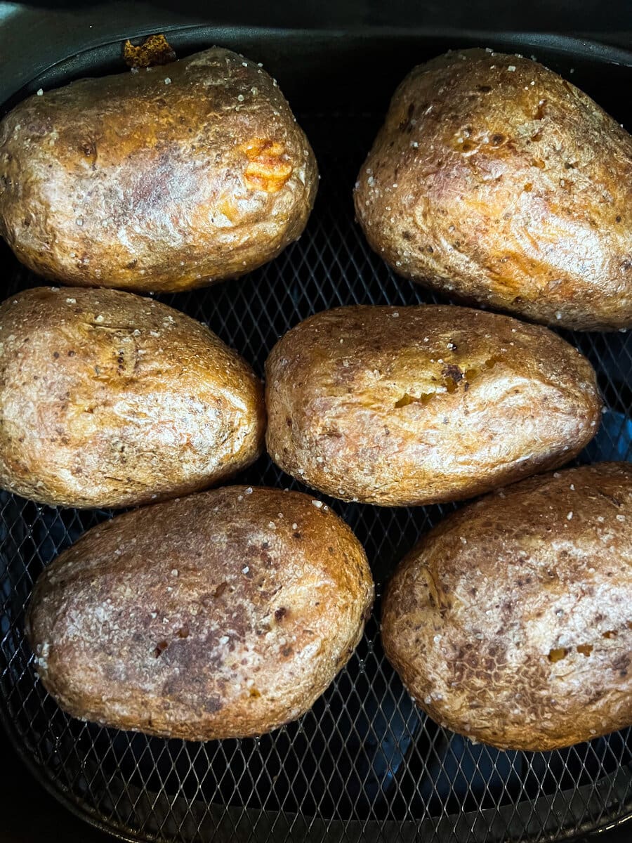 patate air fryer, six pommes de terre cuites, grillées dans la friteuse à air