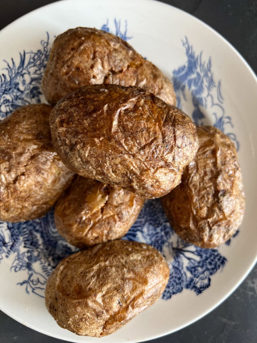 patates au four cuites au air fryer, dans une assiette