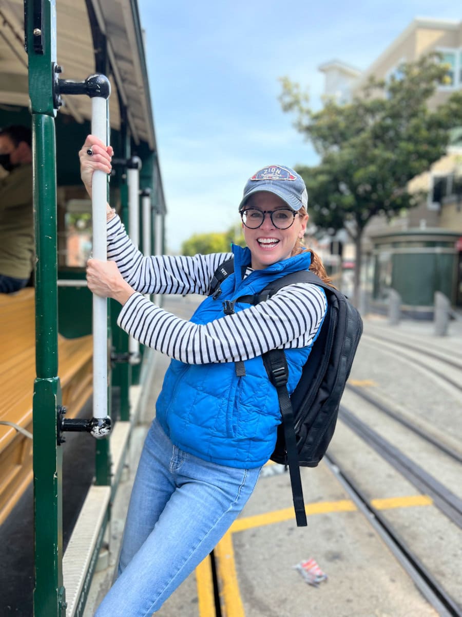Manon Lapierre sur le tramway à San Francisco