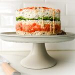 gateau sushi cake sur assiette présentation et couteau