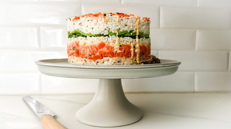 gateau sushi cake sur présentoir avec couteau