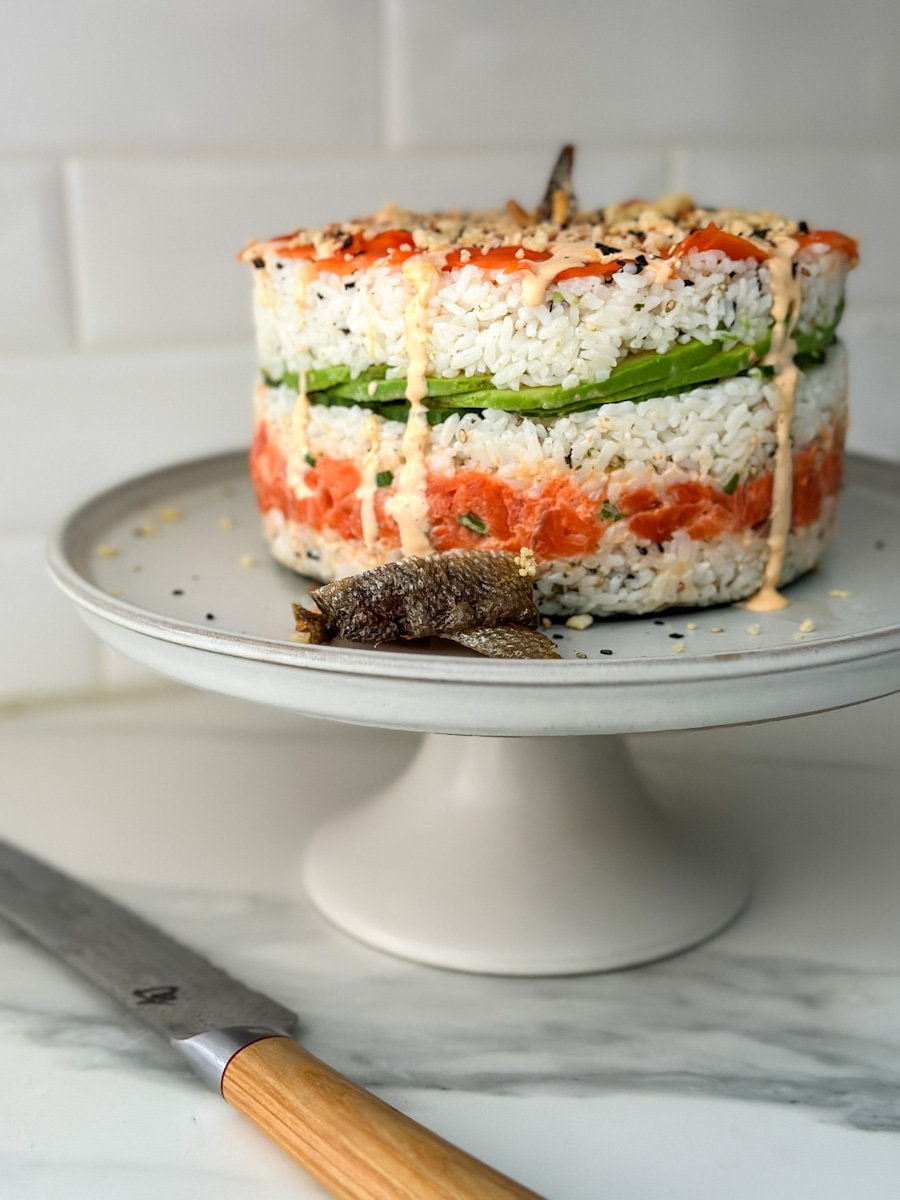 gateau sushi cake sur un présentoir avec couteau