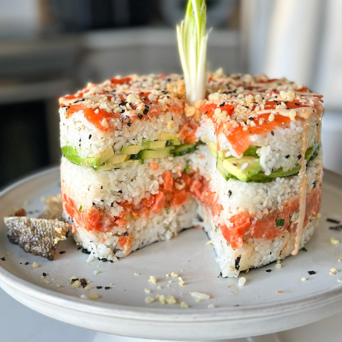 sushi cake coupé dans l'assiette