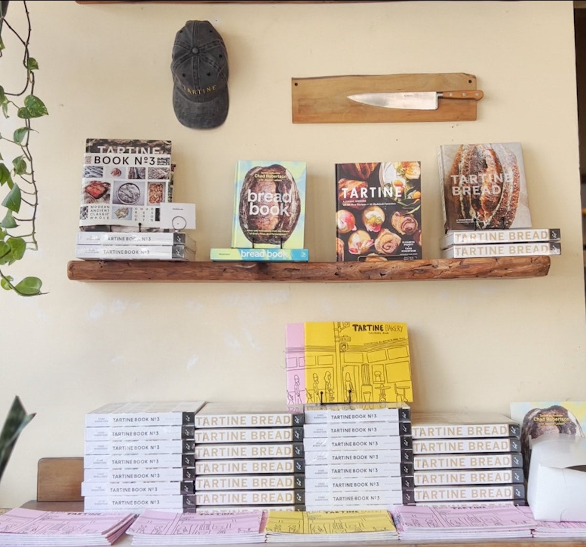 Tablette avec livres chez Tartine Bakery à San Francisco