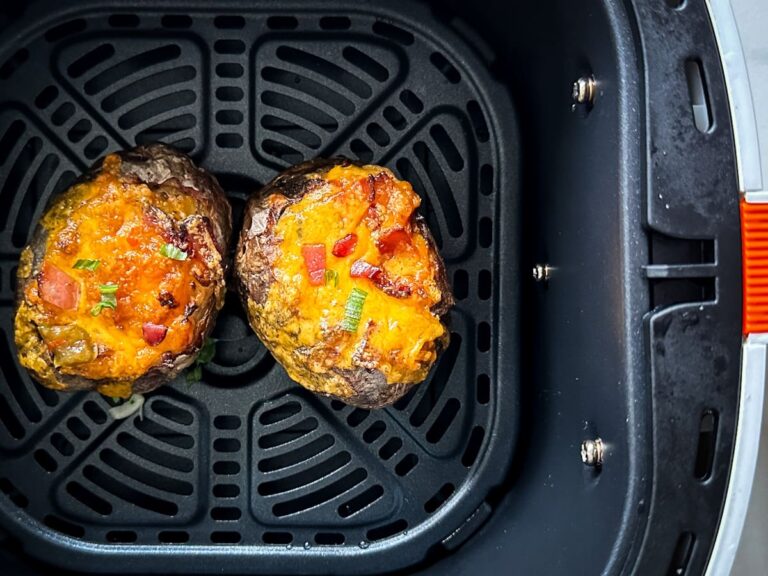 pomme de terre farcie toute garnie dans un air fryer, deux pommes de terre au fromage bacon