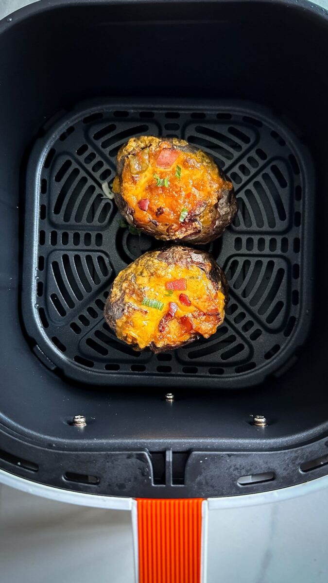 pommes de terre farcies toutes garnies dans un air fryer