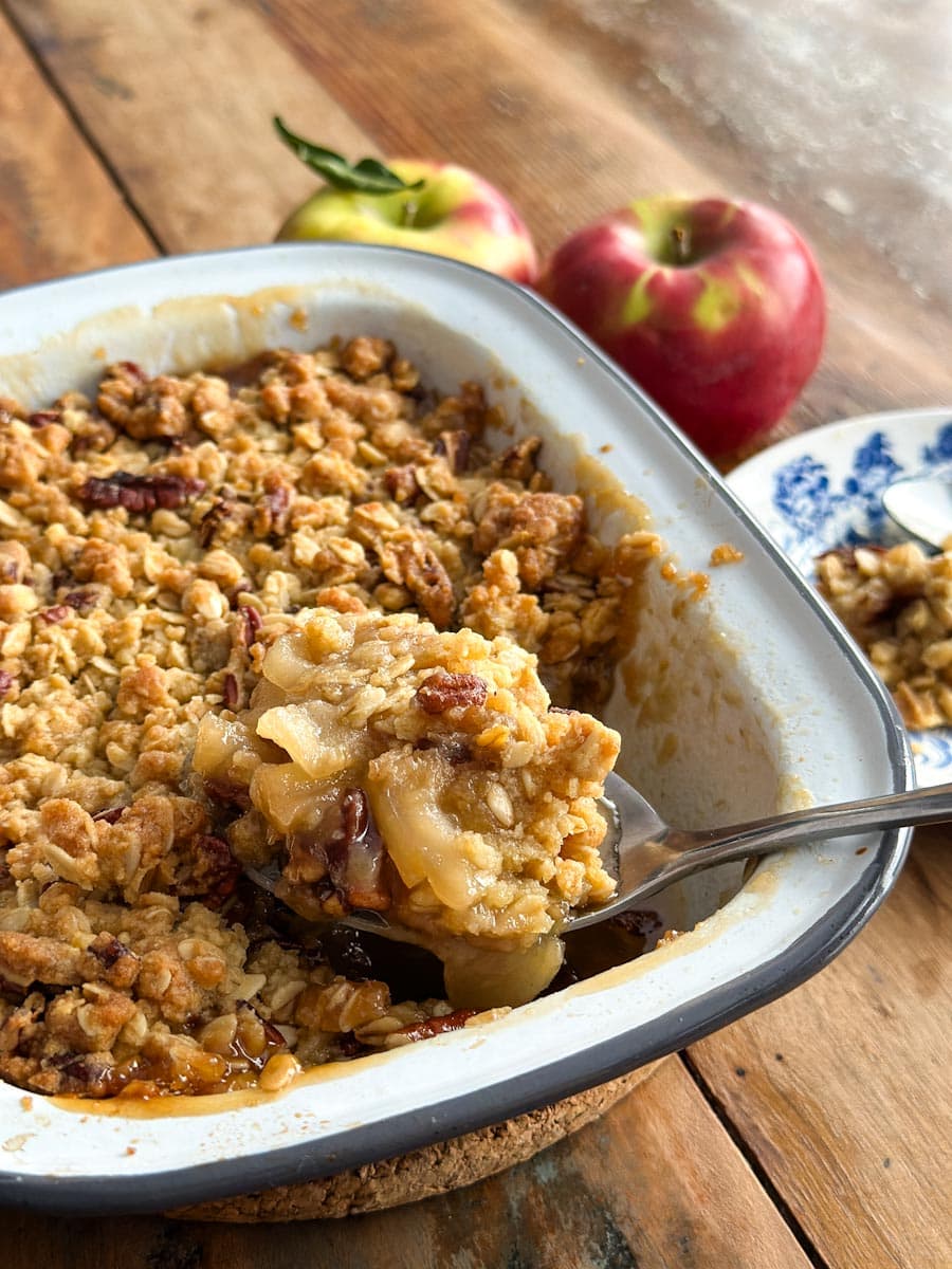 croustade aux pommes, garniture croustillante, cuillère de service et pommes en arrière plan
