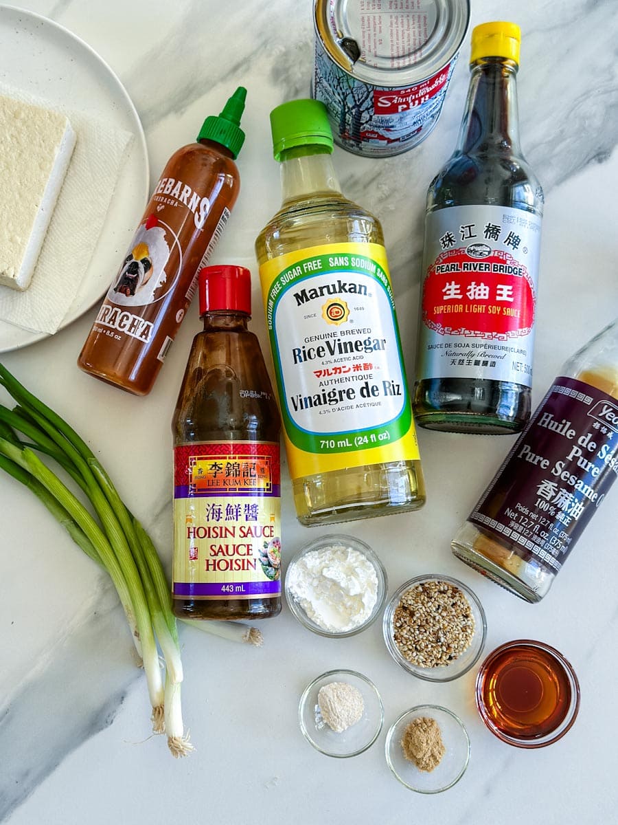 ingrédients pour tofu general tao; sauce sriracha, hoisin, vinaigre de riz, huile sésame, épices, tofu, oignons verts