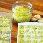 ail pré haché dans un rack à glace et dans un pot masson