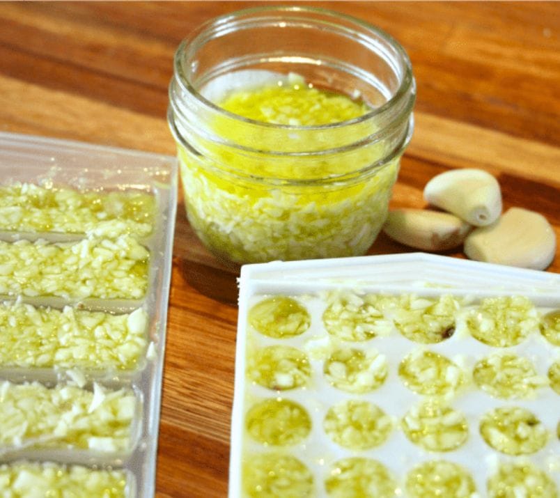 ail pré haché dans un rack à glace et dans un pot masson
