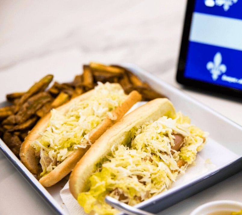 hot dog steamé avec salade de choux et frites