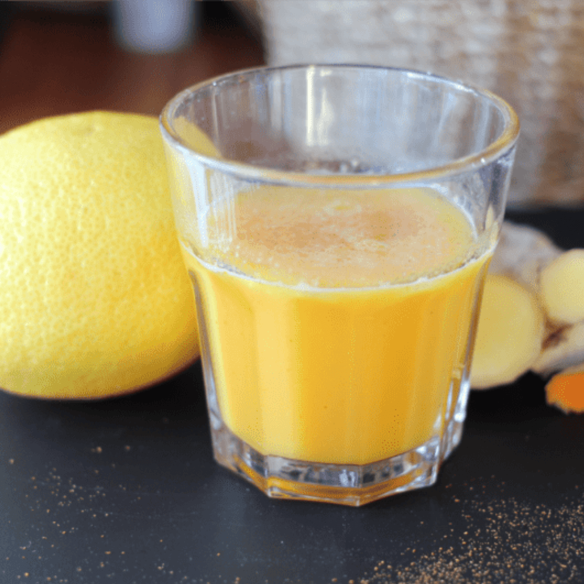 Jus tonique au curcuma gingembre dans un verre