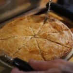 coupe du pâté à la viande en triangle