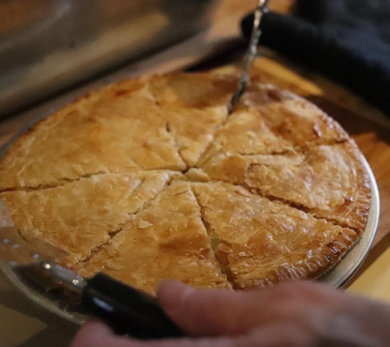 coupe du pâté à la viande en triangle