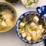 soupe miso dans bol avec tofu