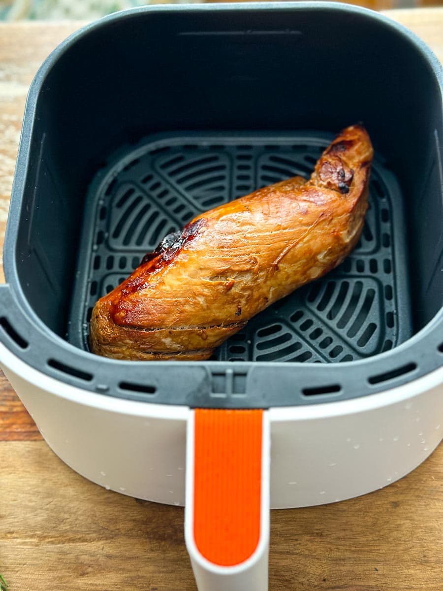 filet de porc grillé et appétissant dans le panier du air fryer