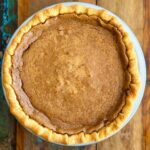 tarte au sucre traditionnelle québécoise entière sur une table en bois